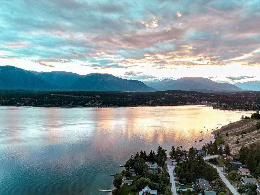 Oasis Getaway, Mins To Lake, King Bed, Dbl Garage Invermere Dış mekan fotoğraf