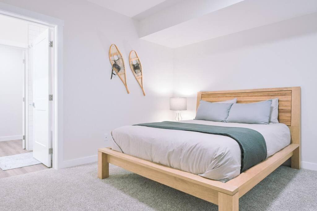 Oasis Getaway, Mins To Lake, King Bed, Dbl Garage Invermere Dış mekan fotoğraf