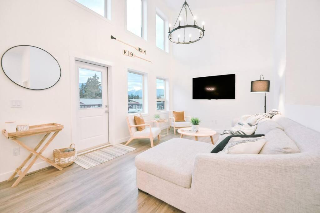 Oasis Getaway, Mins To Lake, King Bed, Dbl Garage Invermere Dış mekan fotoğraf