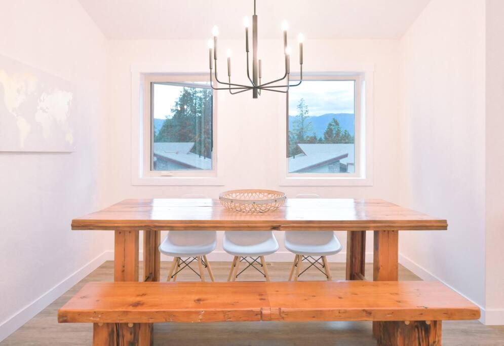 Oasis Getaway, Mins To Lake, King Bed, Dbl Garage Invermere Dış mekan fotoğraf