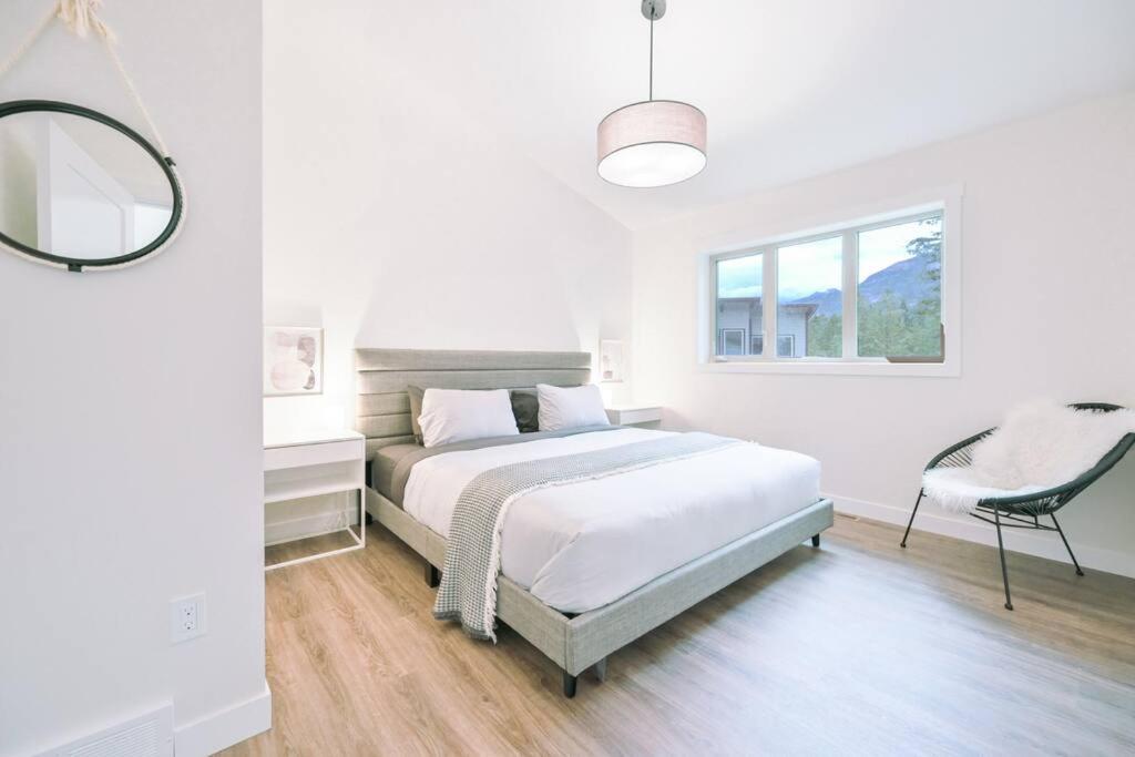 Oasis Getaway, Mins To Lake, King Bed, Dbl Garage Invermere Dış mekan fotoğraf