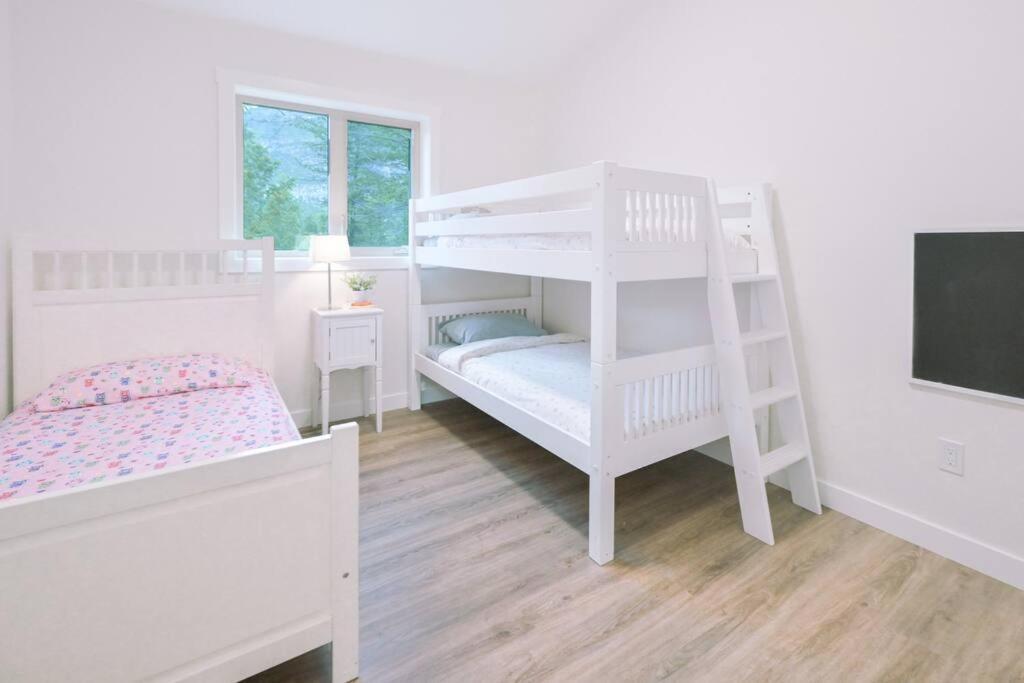 Oasis Getaway, Mins To Lake, King Bed, Dbl Garage Invermere Dış mekan fotoğraf