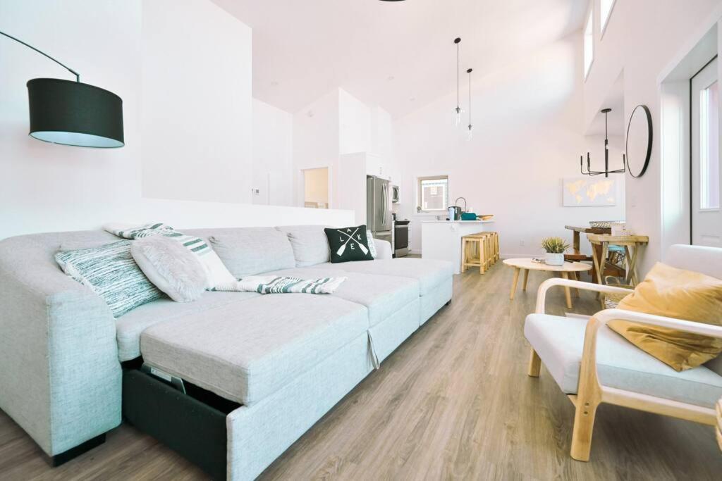 Oasis Getaway, Mins To Lake, King Bed, Dbl Garage Invermere Dış mekan fotoğraf