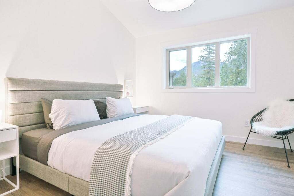 Oasis Getaway, Mins To Lake, King Bed, Dbl Garage Invermere Dış mekan fotoğraf