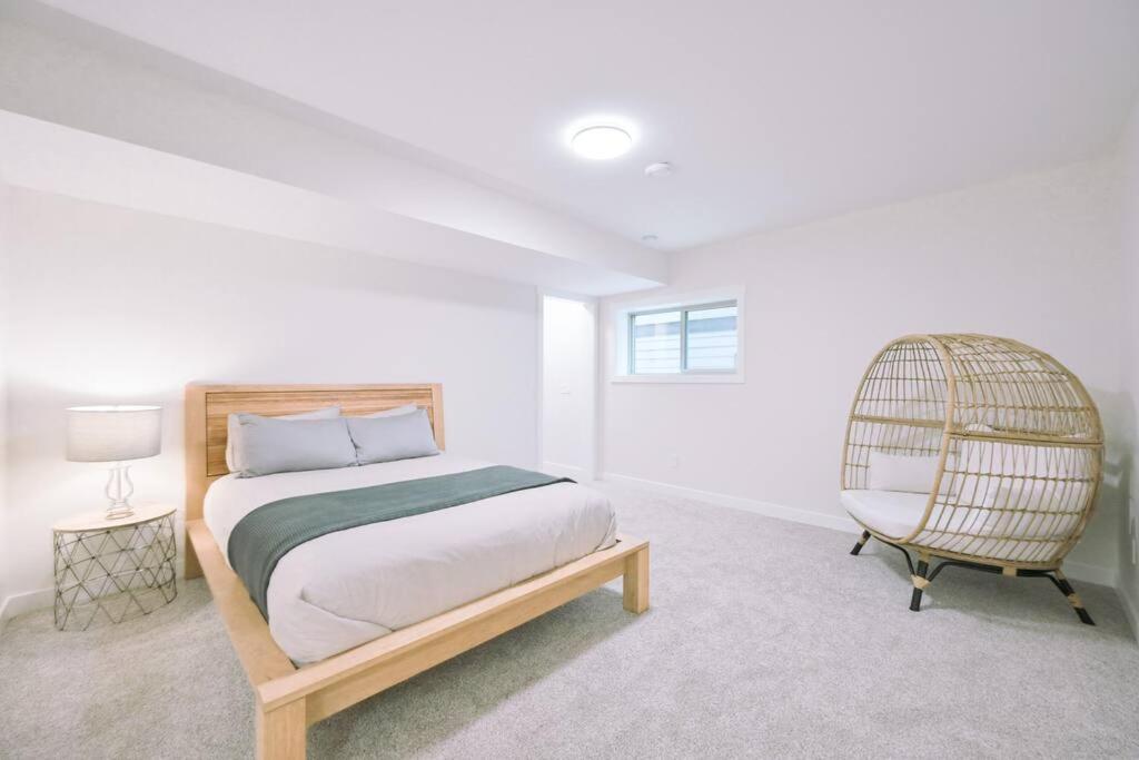 Oasis Getaway, Mins To Lake, King Bed, Dbl Garage Invermere Dış mekan fotoğraf